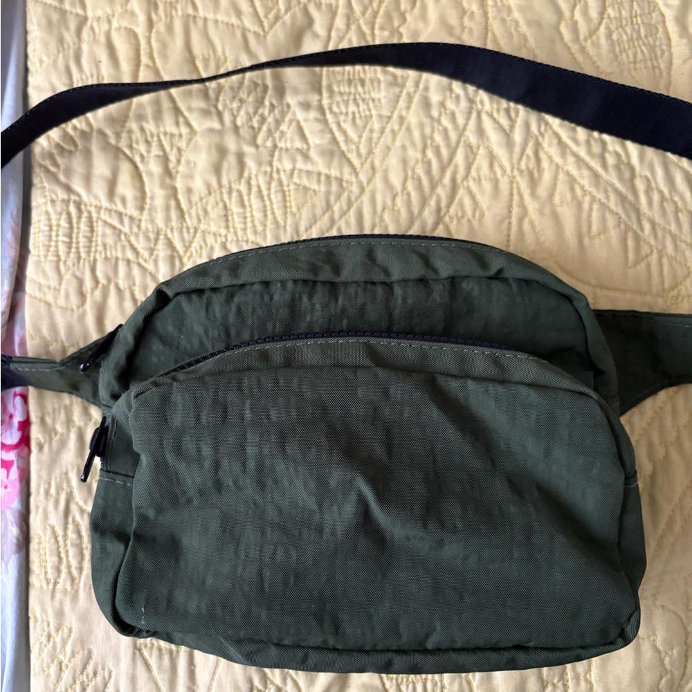 BAGGU Green Crossbody Bag with Adjustable Strap and Minimalist Design